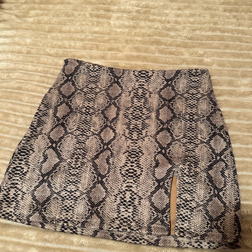 Snakeskin print Split mini skirt